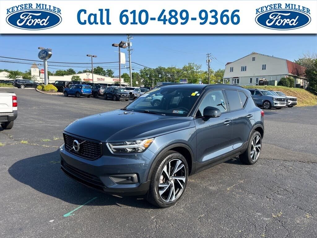 2022 Volvo XC40 T5 R-Design — photo 1 of 1