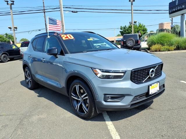 2020 Volvo XC40 T5 R-Design — photo 1 of 13
