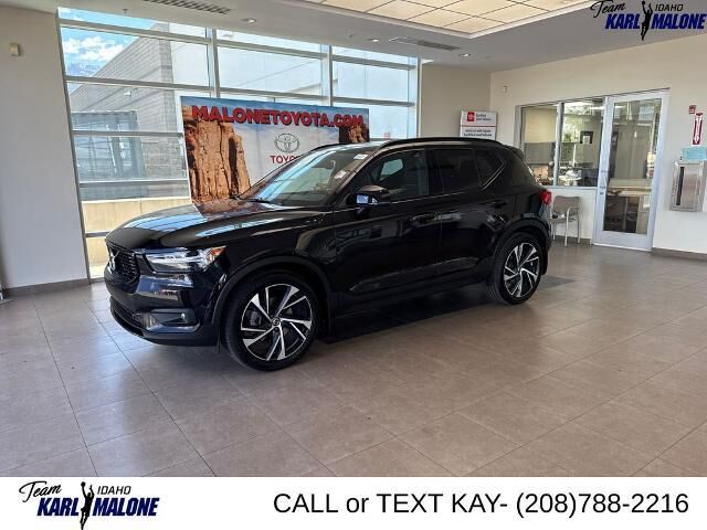 2021 Volvo XC40 T5 R-Design — photo 1 of 13
