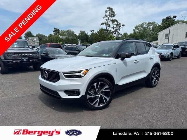 2020 Volvo XC40 T5 R-Design — photo 1 of 11