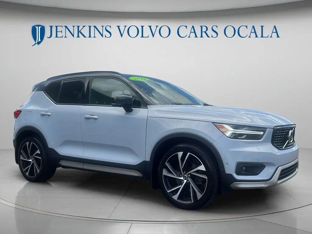 2022 Volvo XC40 T5 R-Design — photo 1 of 13