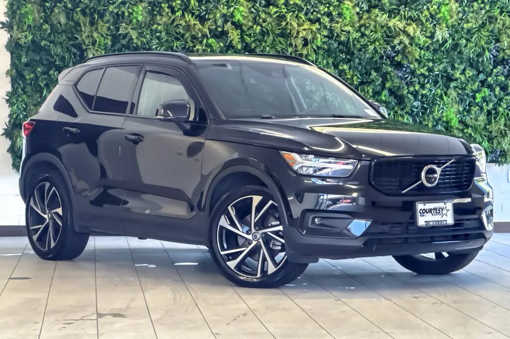 2022 Volvo XC40 T5 R-Design — photo 1 of 13