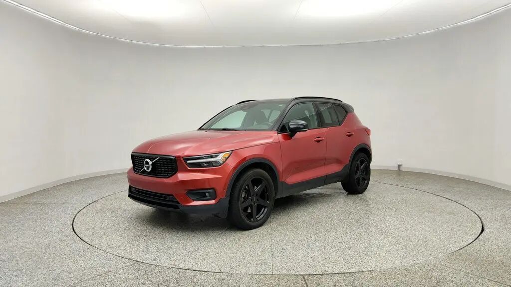2019 Volvo XC40 T5 Momentum — photo 1 of 26