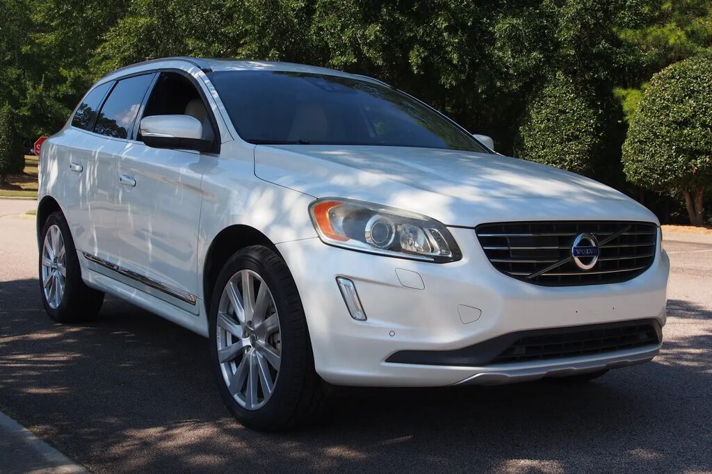 2015 Volvo XC60 T6 Platinum — photo 1 of 13