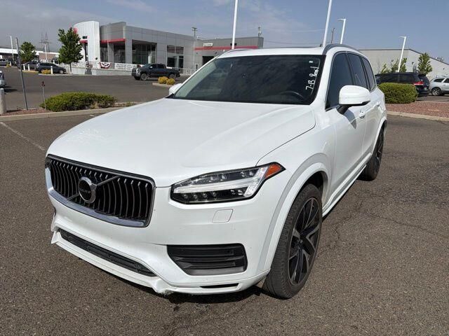2021 Volvo XC90 T6 Momentum 6-Passenger