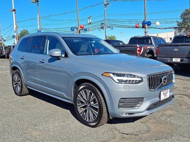2022 Volvo XC90 T6 Momentum 6-Passenger