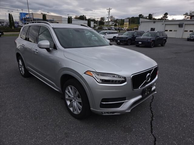 2019 Volvo XC90 T6 Momentum — photo 1 of 13