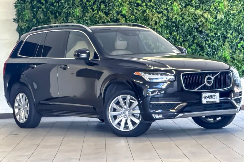 2019 Volvo XC90 T6 Momentum — photo 1 of 13
