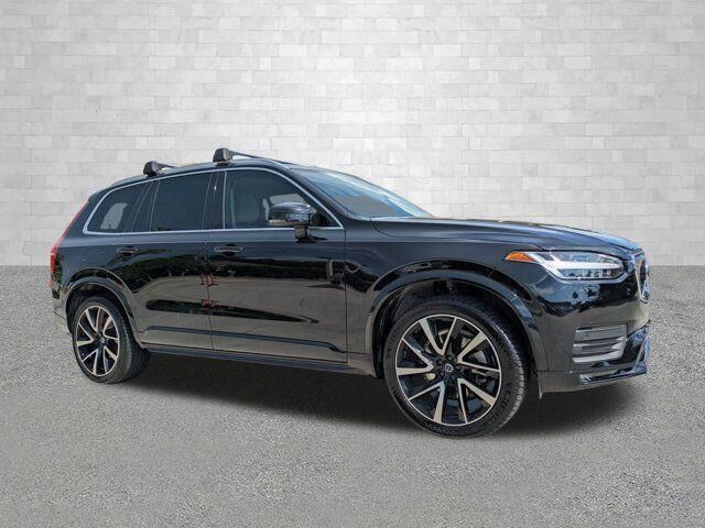 2022 Volvo XC90 T6 Momentum 7-Passenger — photo 1 of 13