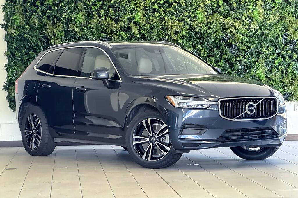 2018 Volvo XC60 T6 Momentum — photo 1 of 13