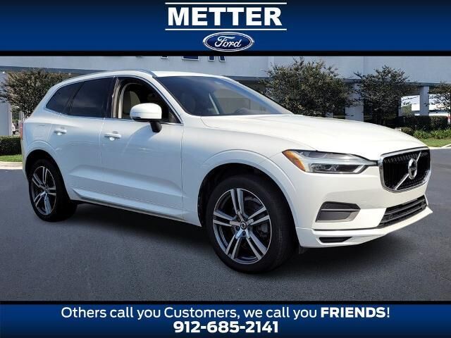 2020 Volvo XC60 T6 Momentum — photo 1 of 13