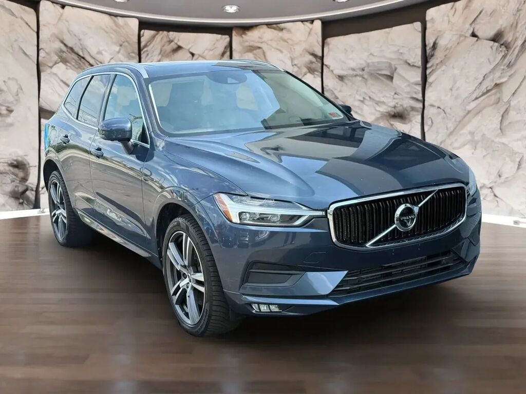 2021 Volvo XC60 T6 Momentum — photo 1 of 13