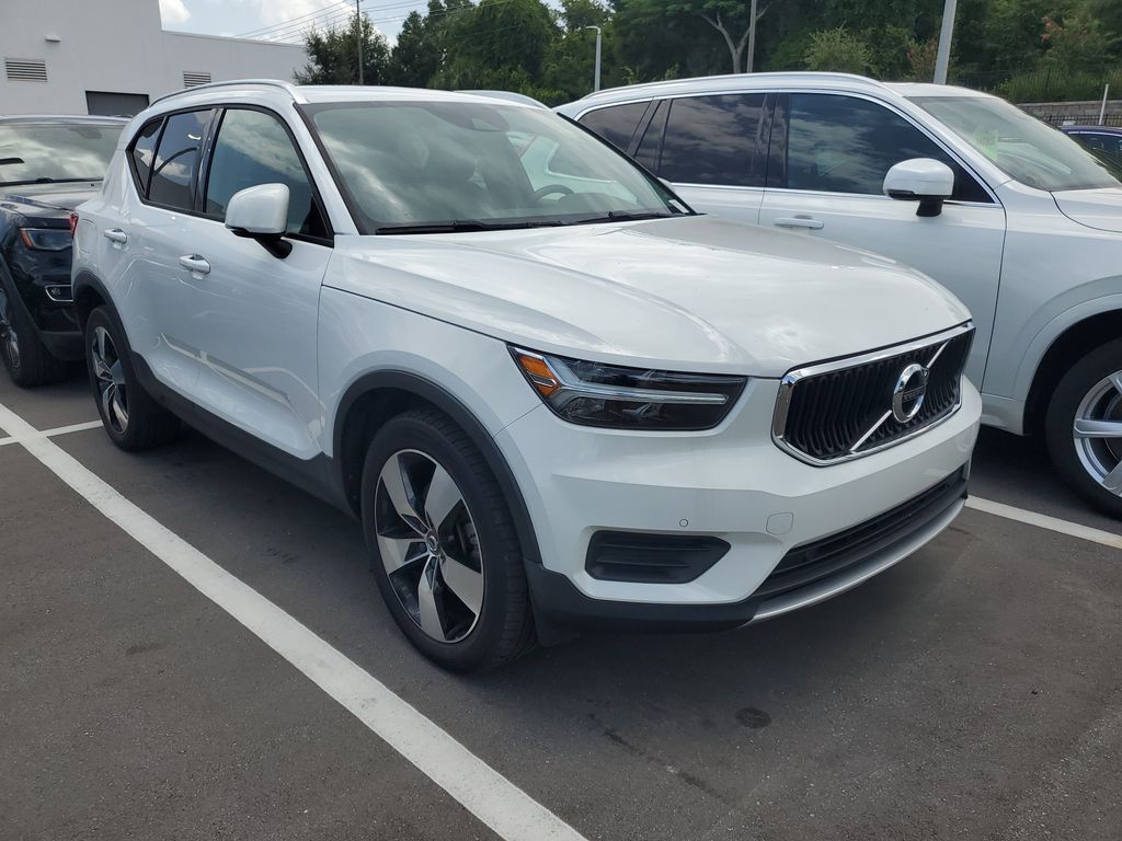 2020 Volvo XC40 Momentum — photo 1 of 13