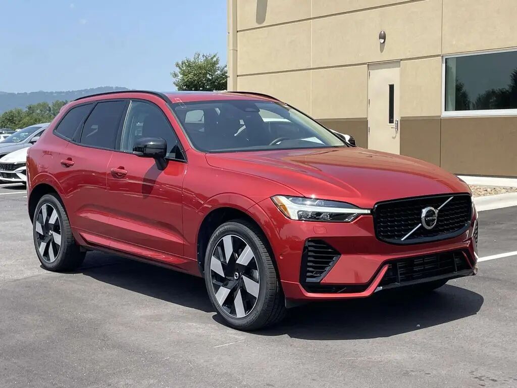 2024 Volvo XC60 Recharge T8 Plus Dark Theme — photo 1 of 13