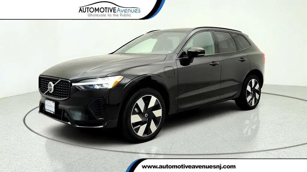 2025 Volvo XC60 T8 Plus Dark Theme — photo 1 of 26