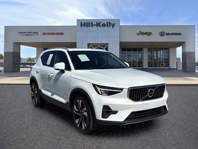 2023 Volvo XC40 B4 Plus Bright Theme