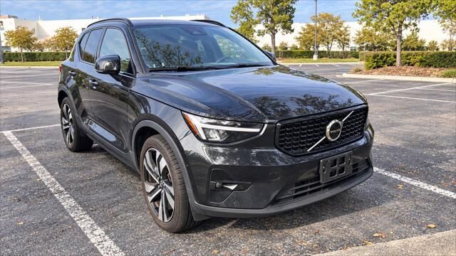 2023 Volvo XC40 B4 Plus Dark Theme — photo 1 of 13