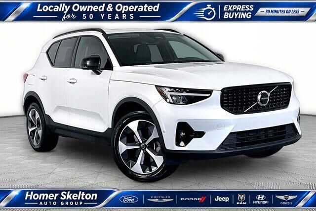 2023 Volvo XC40 B4 Ultimate Dark Theme