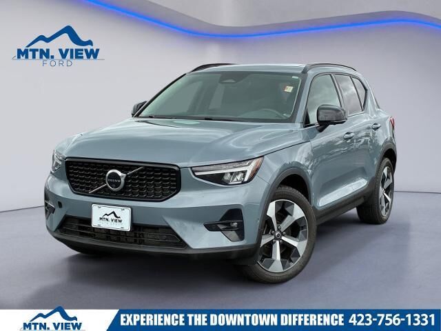 2023 Volvo XC40 B4 Ultimate Dark Theme