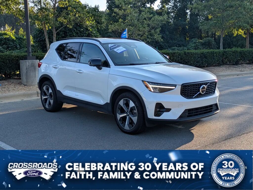 2023 Volvo XC40 B4 Ultimate Dark Theme — photo 1 of 24