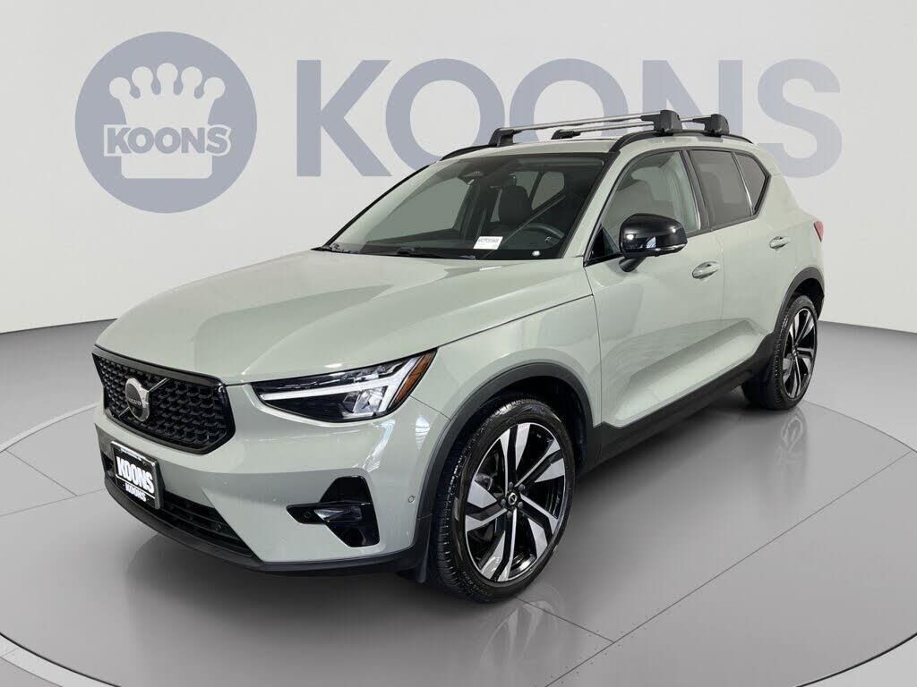 2023 Volvo XC40 B4 Ultimate Dark Theme — photo 1 of 2