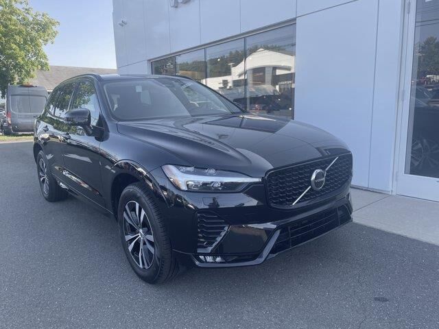 2024 Volvo XC60 B5 Core Dark Theme — photo 1 of 19