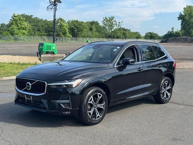 2022 Volvo XC60 B5 Momentum — photo 1 of 13