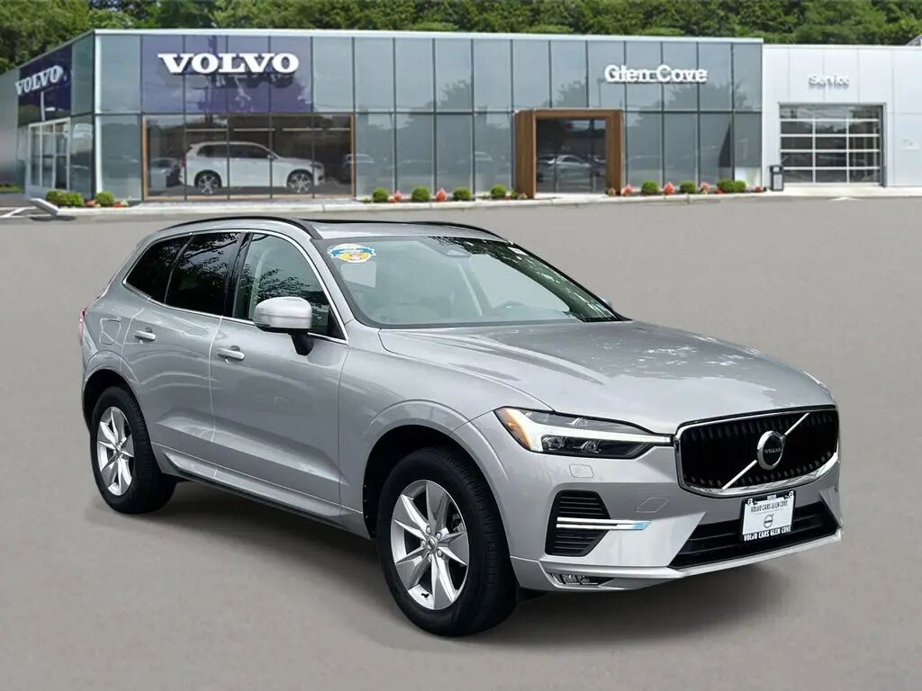 2022 Volvo XC60 B5 Momentum — photo 1 of 12