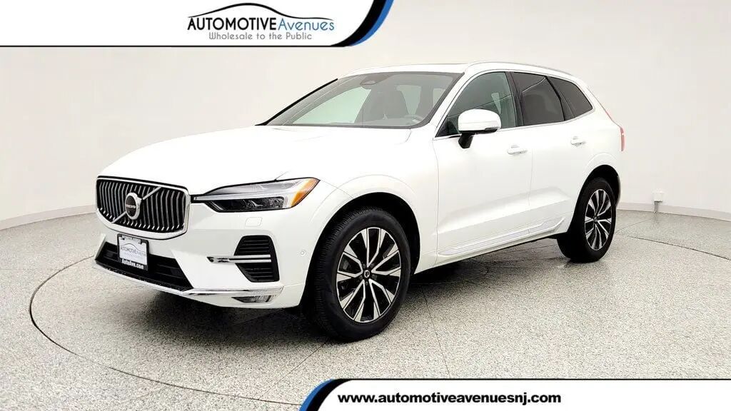 2023 Volvo XC60 B5 Plus Bright Theme — photo 1 of 26