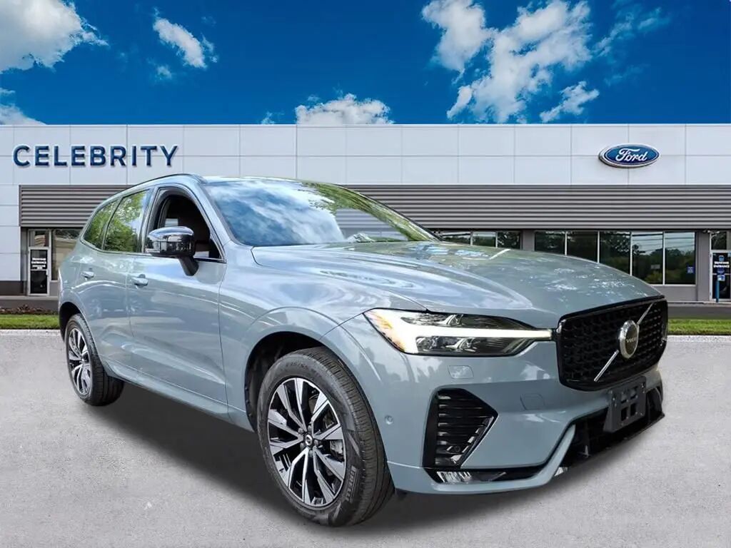 2023 Volvo XC60 B5 Plus Dark Theme — photo 1 of 13