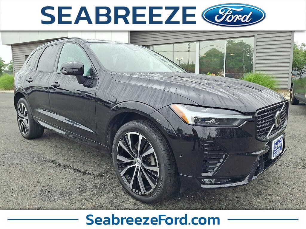 2023 Volvo XC60 B5 Ultimate Dark Theme — photo 1 of 14