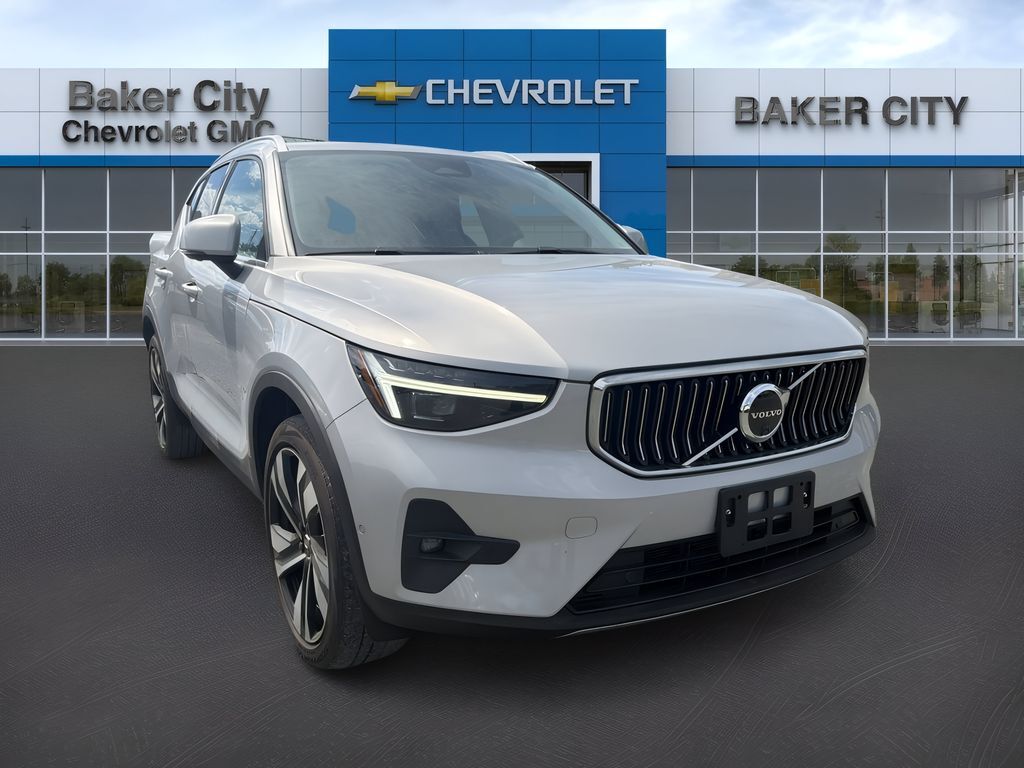2023 Volvo XC40 B5 — photo 1 of 5