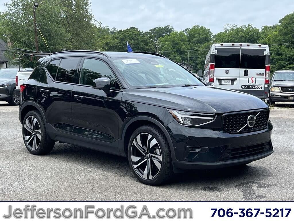 2025 Volvo XC40 B5 Plus Dark Theme — photo 1 of 1