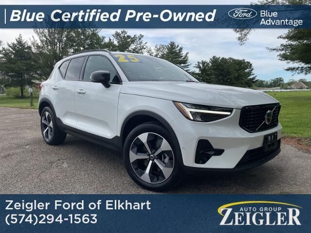 2025 Volvo XC40 B5 Plus Dark Theme