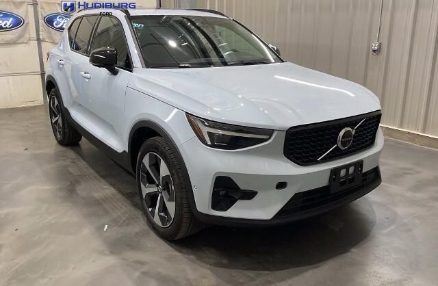 2026 Volvo XC40 B5 Plus