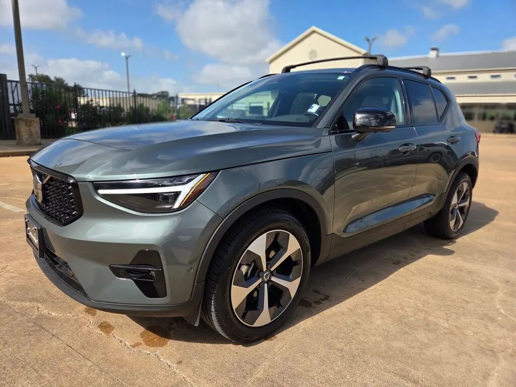 2026 Volvo XC40 B5 Plus — photo 1 of 13