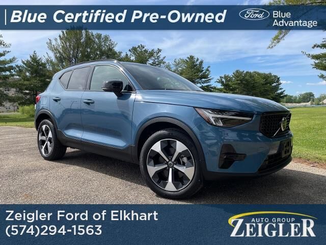 2025 Volvo XC40 B5 Plus Dark Theme