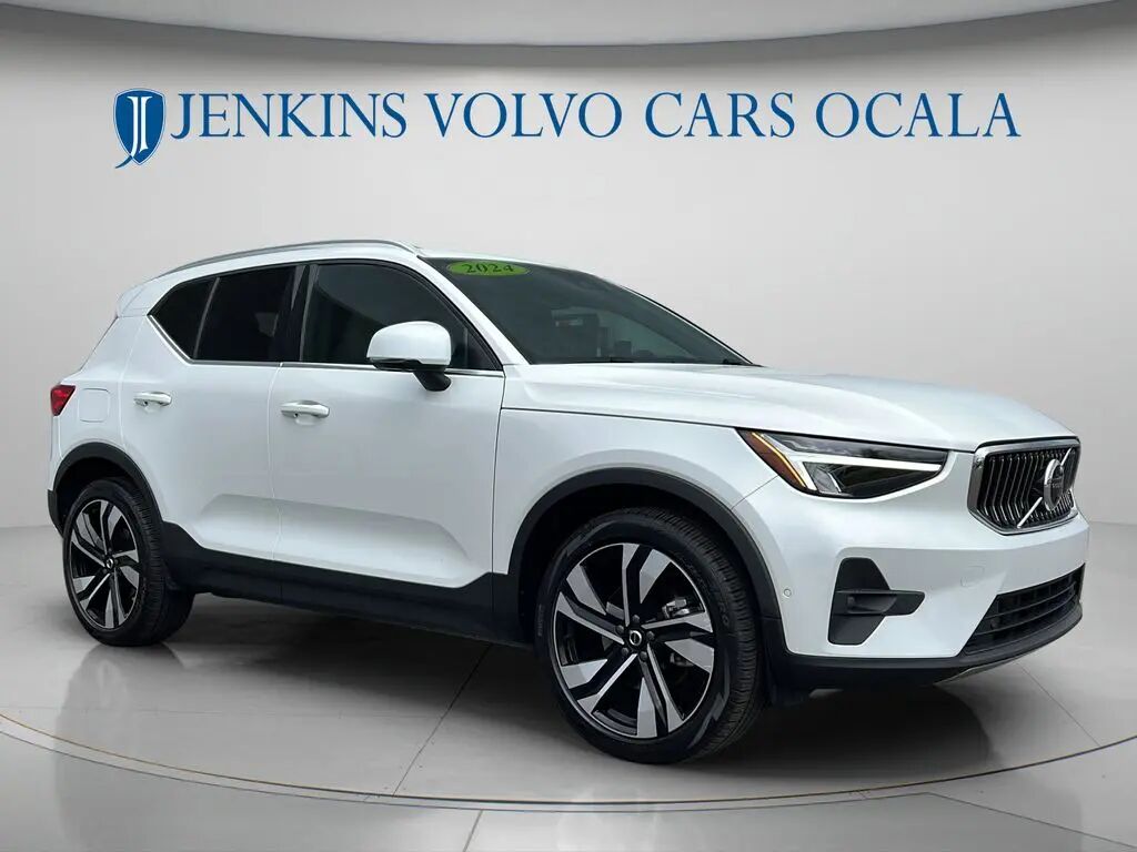 2024 Volvo XC40 B5 Plus Bright Theme — photo 1 of 13