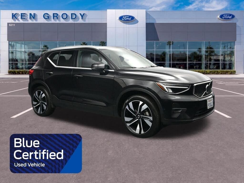 2025 Volvo XC40 B5 Plus Bright Theme — photo 1 of 14