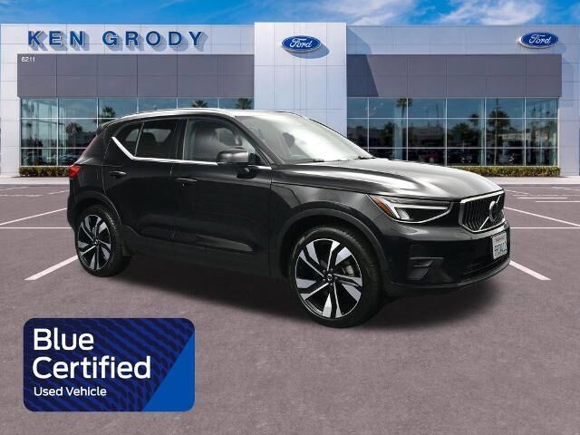 2025 Volvo XC40 B5 Plus Bright Theme