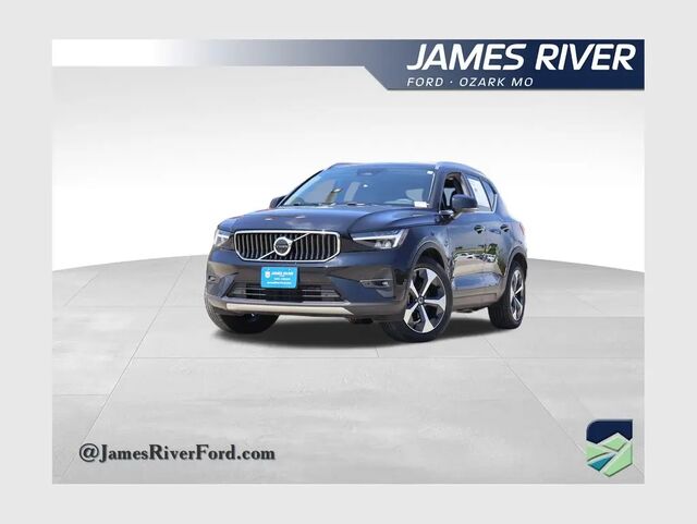 2025 Volvo XC40 B5 Plus Bright Theme