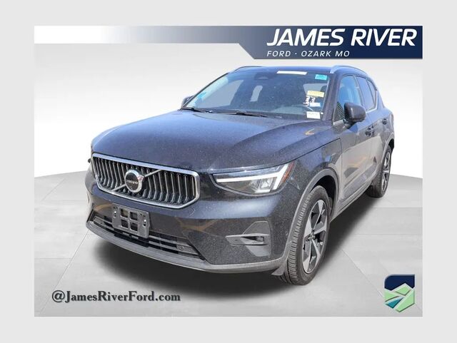 2025 Volvo XC40 B5 Plus Bright Theme