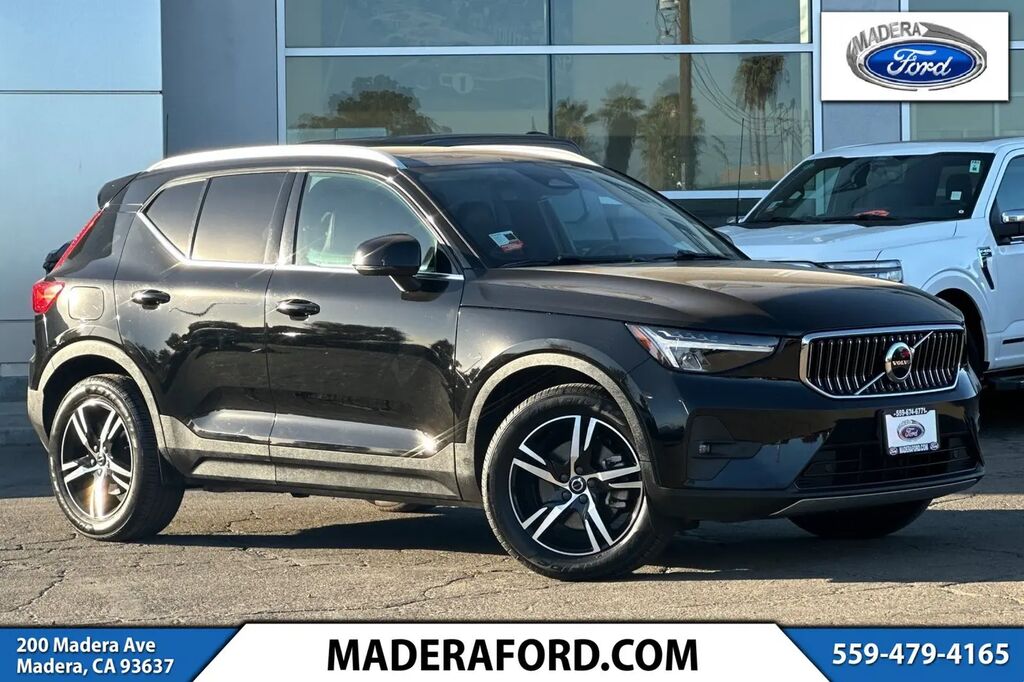 2023 Volvo XC40 B5 Plus Bright Theme — photo 1 of 13