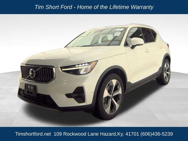2024 Volvo XC40 B5 Plus Bright Theme — photo 1 of 5
