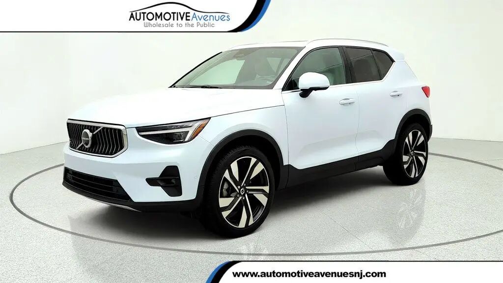 2024 Volvo XC40 B5 Plus Bright Theme — photo 1 of 13