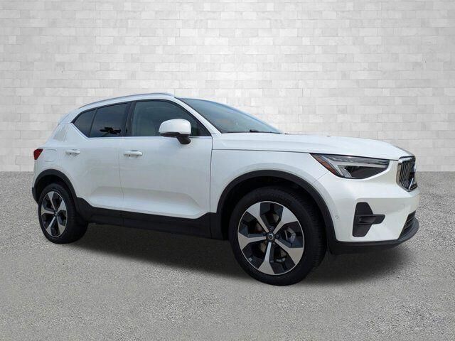 2025 Volvo XC40 B5 Plus Bright Theme