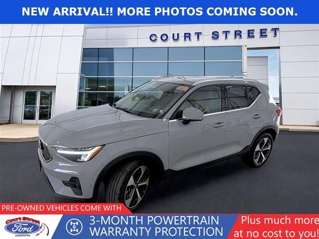 2025 Volvo XC40 B5 Plus Bright Theme