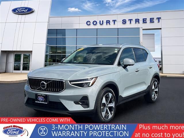 2025 Volvo XC40 B5 Plus Bright Theme