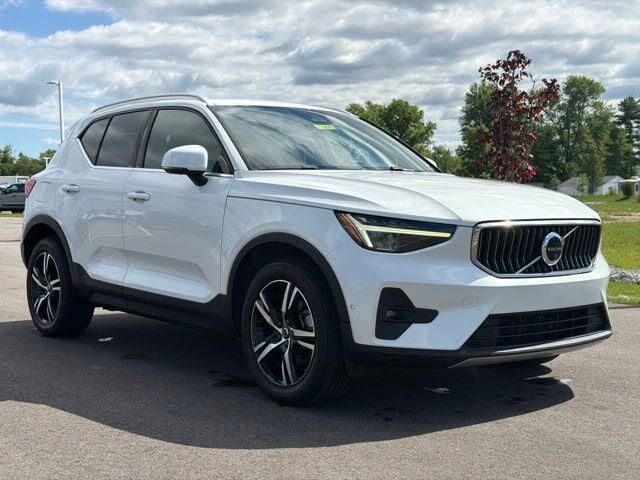 2023 Volvo XC40 B5 Plus Bright Theme