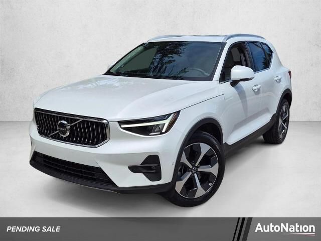 2025 Volvo XC40 B5 Plus Bright Theme — photo 1 of 13